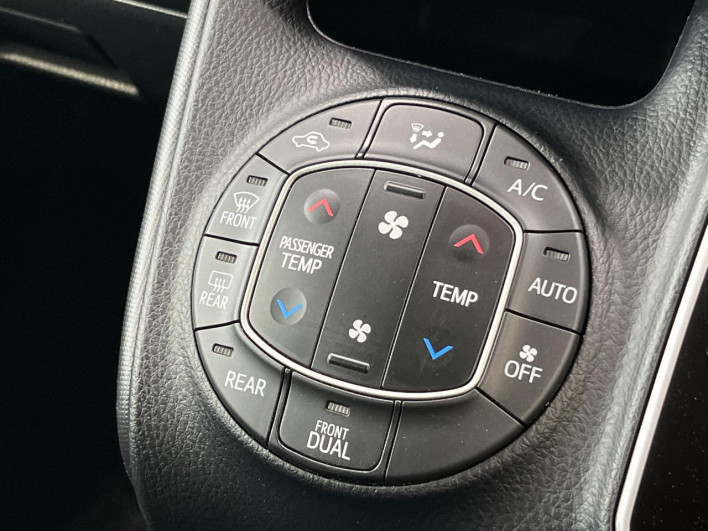 2018 Toyota Noah DBA-ZRR80G (UW-69f56becd85fb)[25]