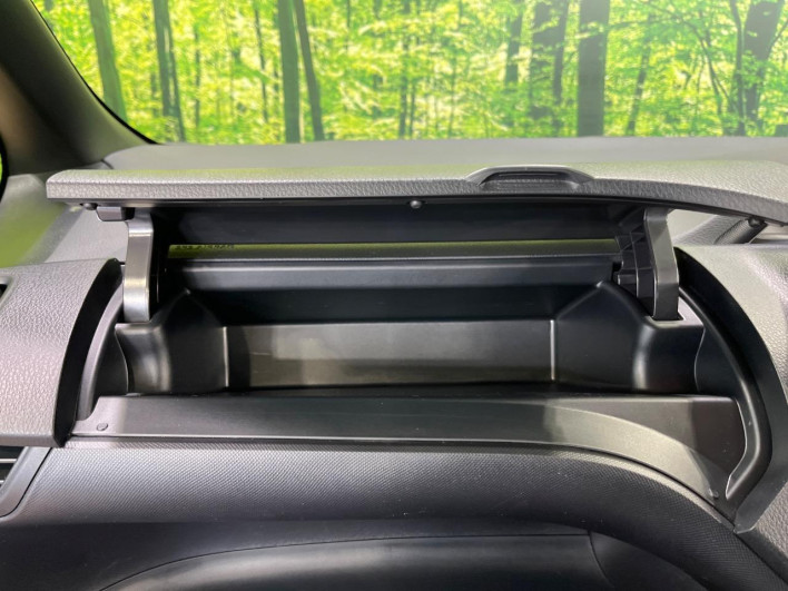 2018 Toyota Noah DBA-ZRR80G (UW-69f56becd85fb)[20]