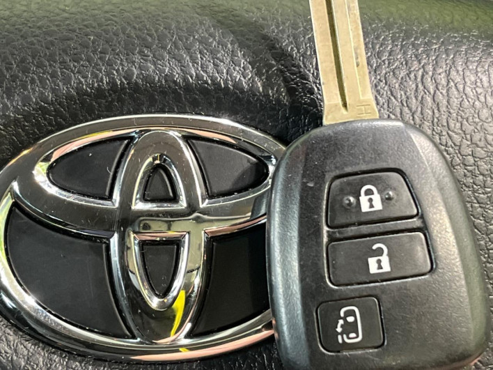 2018 Toyota Noah DBA-ZRR80G (UW-69f56becd85fb)[24]