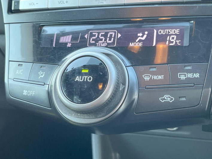 2014 Toyota Prius α DAA-ZVW41W (UW-69f56bfadda36)[18]
