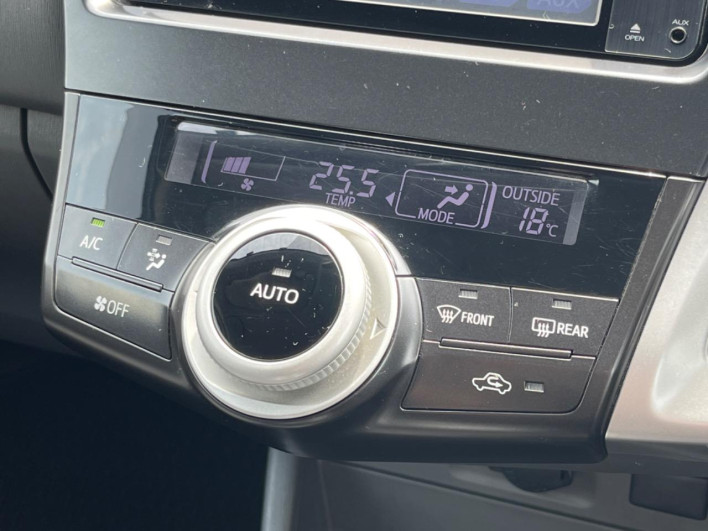 2011 Toyota Prius α DAA-ZVW41W (UW-69f56bfb2f888)[26]