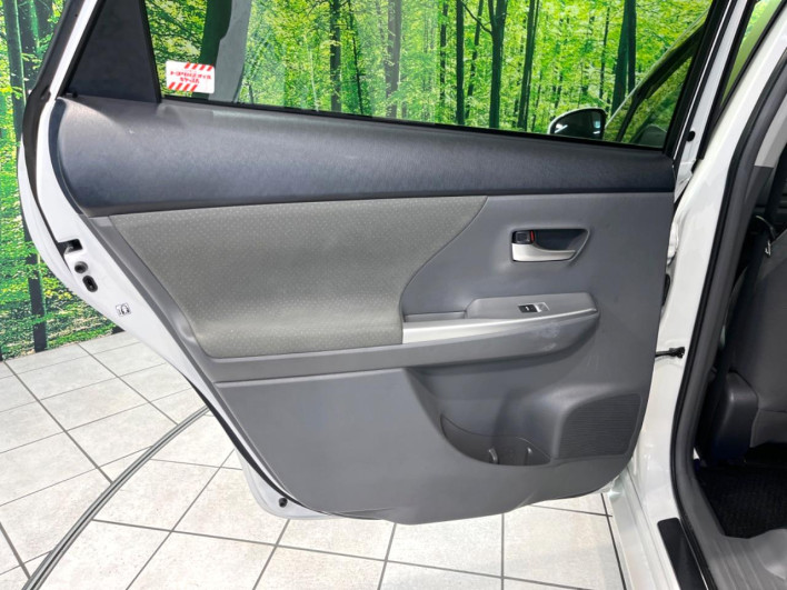 2013 Toyota Prius α DAA-ZVW41W (UW-69f56bfbec20b)[14]