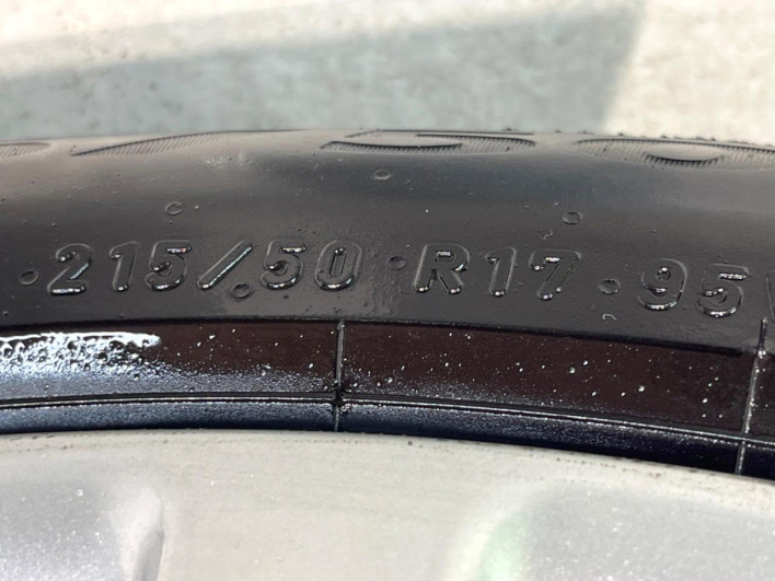 2013 Toyota Prius α DAA-ZVW41W (UW-69f56bfbec20b)[19]
