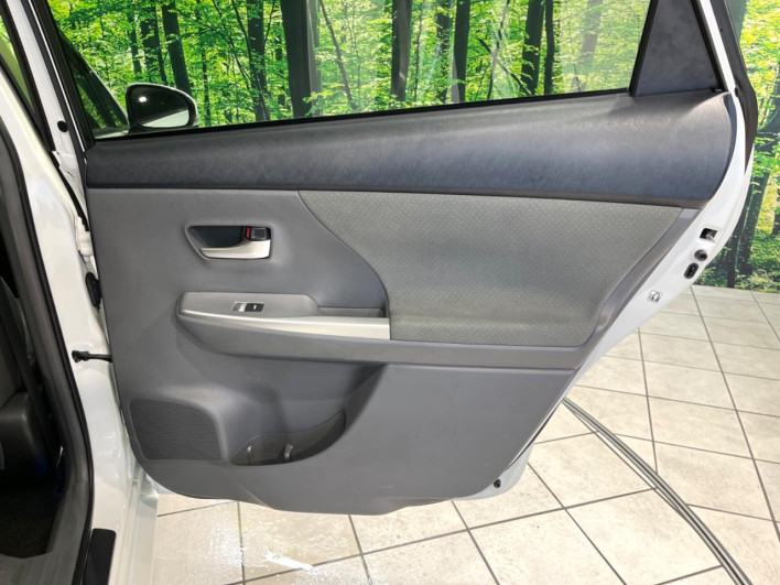2013 Toyota Prius α DAA-ZVW41W (UW-69f56bfbec20b)[15]
