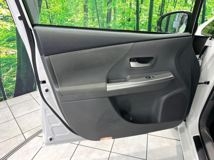 2013 Toyota Prius α DAA-ZVW41W (UW-69f56bfbec20b)[13]