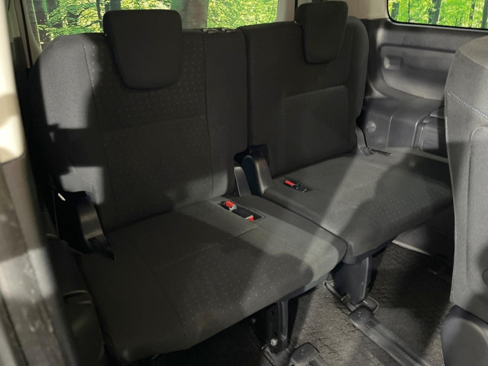 2015 Toyota Voxy DAA-ZWR80G (UW-69f56c0587219)[28]