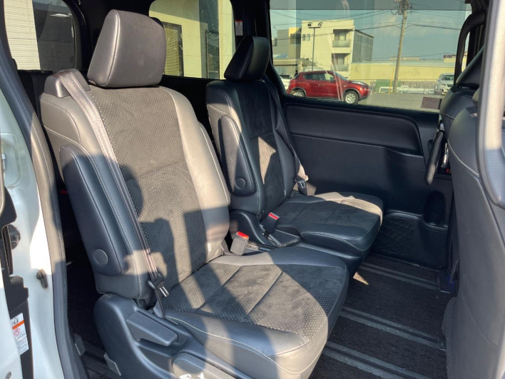 2020 Toyota Voxy 6AA-ZWR80W (UW-69f56c07c9695)[18]