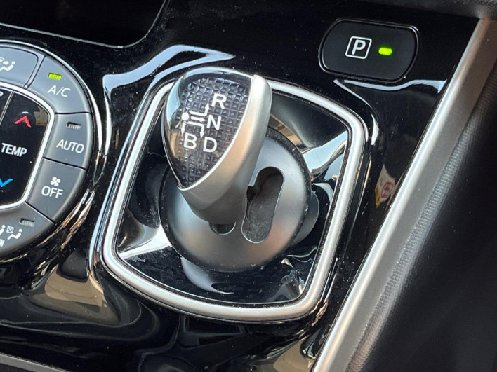 2020 Toyota Voxy 6AA-ZWR80W (UW-69f56c07c9695)[27]