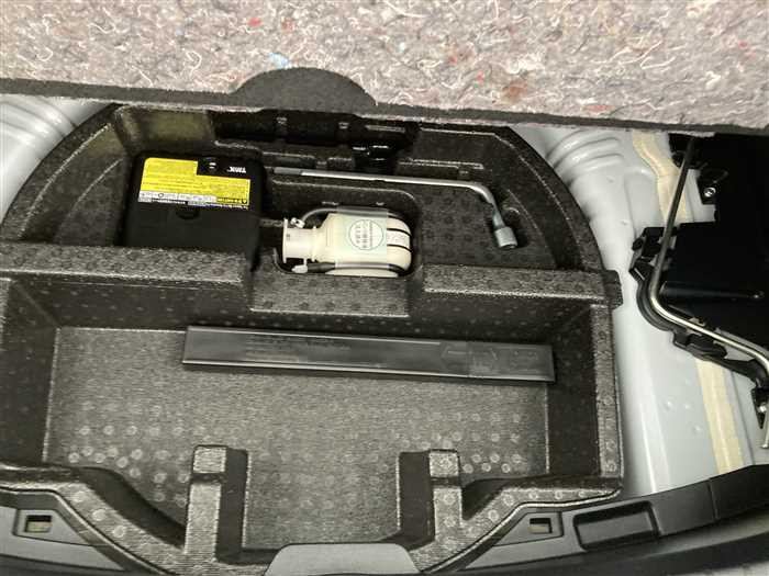 2017 Toyota Vitz DBA-NSP130 (UW-69f5a9f0a04dc)[12]
