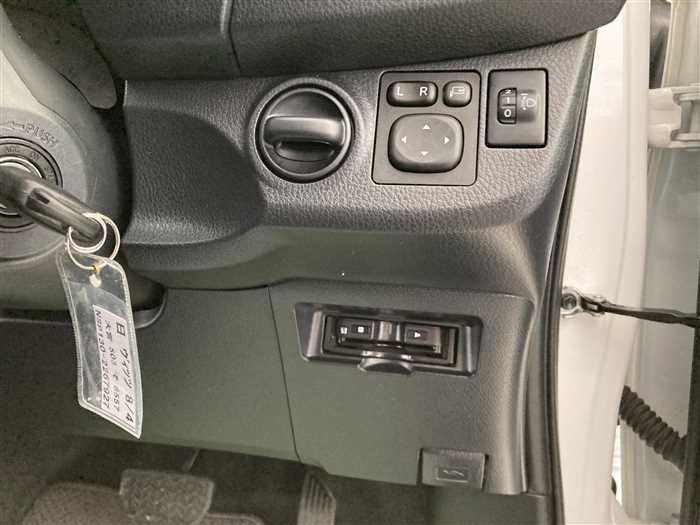 2017 Toyota Vitz DBA-NSP130 (UW-69f5a9f0a04dc)[17]