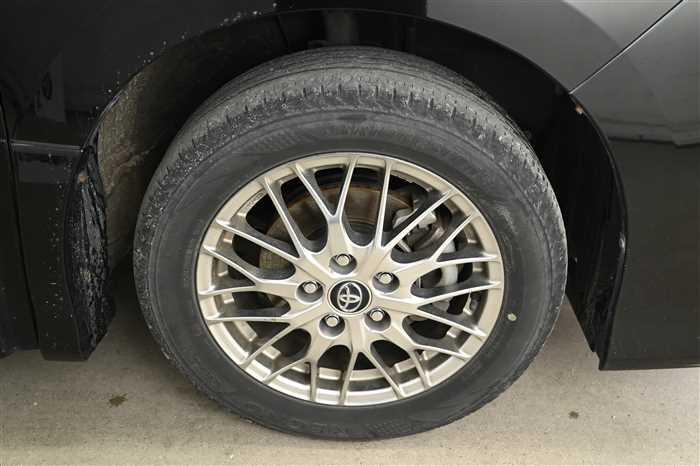 2016 Toyota Noah DAA-ZWR80W (UW-69f5a9fbea8e6)[6]