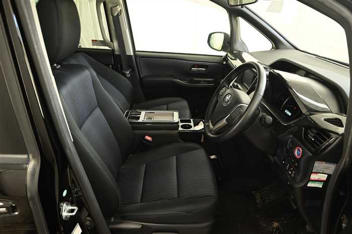 2016 Toyota Noah DAA-ZWR80W (UW-69f5a9fbea8e6)[8]