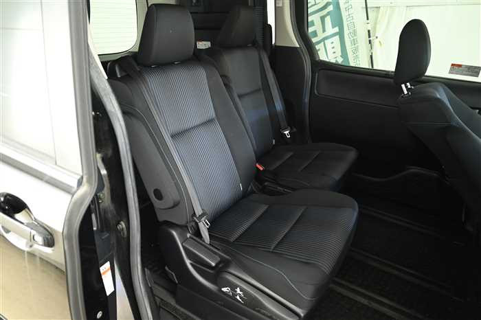 2016 Toyota Noah DAA-ZWR80W (UW-69f5a9fbea8e6)[9]