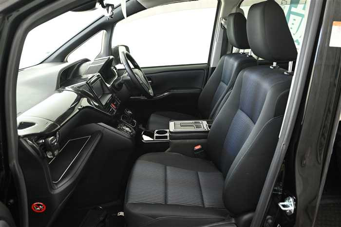 2016 Toyota Noah DAA-ZWR80W (UW-69f5a9fbea8e6)[11]