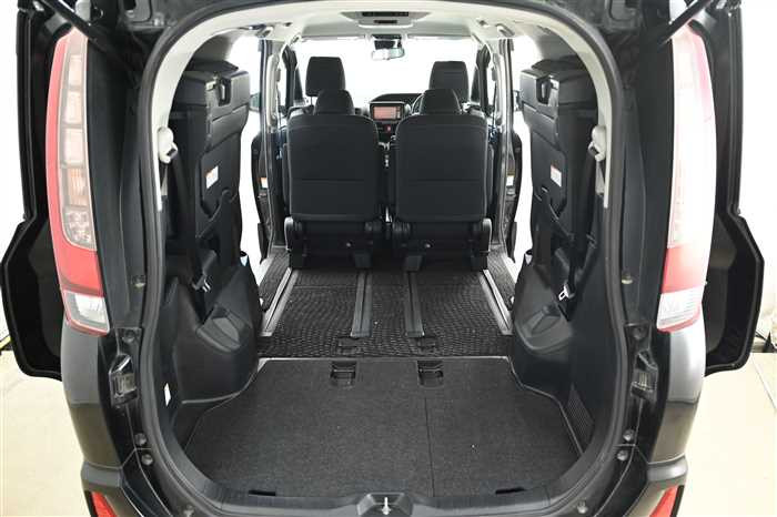 2016 Toyota Noah DAA-ZWR80W (UW-69f5a9fbea8e6)[12]