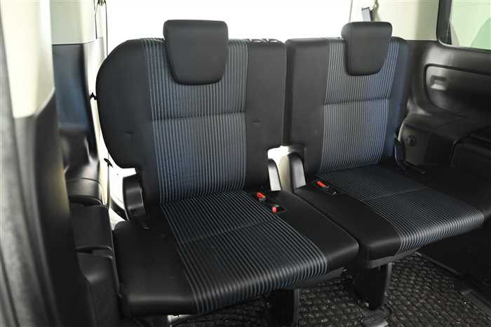 2016 Toyota Noah DAA-ZWR80W (UW-69f5a9fbea8e6)[13]
