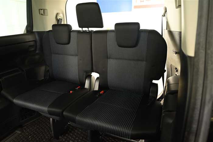 2016 Toyota Noah DAA-ZWR80W (UW-69f5a9fbea8e6)[14]