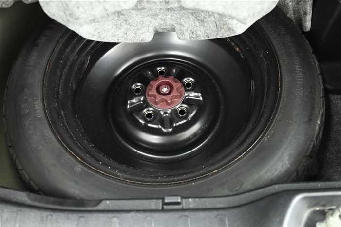 2016 Toyota Noah DAA-ZWR80W (UW-69f5a9fbea8e6)[15]