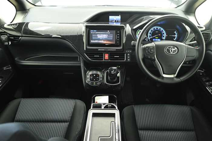 2016 Toyota Noah DAA-ZWR80W (UW-69f5a9fbea8e6)[16]
