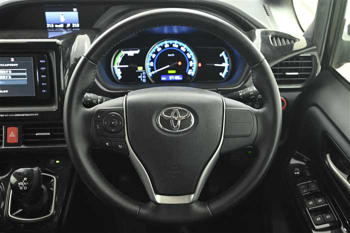 2016 Toyota Noah DAA-ZWR80W (UW-69f5a9fbea8e6)[17]