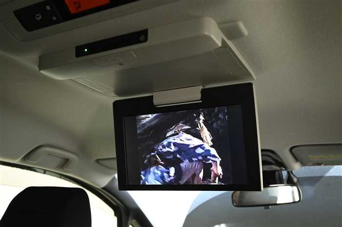 2016 Toyota Noah DAA-ZWR80W (UW-69f5a9fbea8e6)[18]