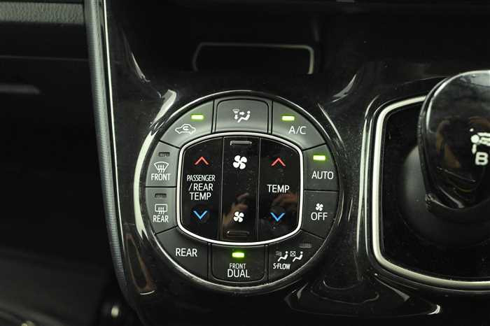 2016 Toyota Noah DAA-ZWR80W (UW-69f5a9fbea8e6)[23]