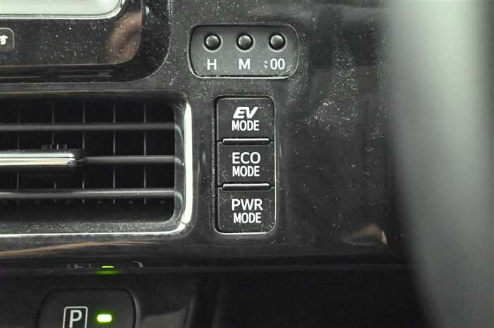2016 Toyota Noah DAA-ZWR80W (UW-69f5a9fbea8e6)[24]