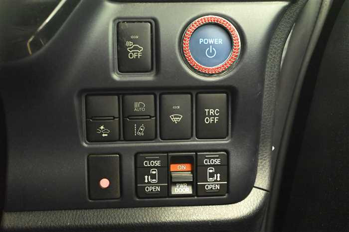 2016 Toyota Noah DAA-ZWR80W (UW-69f5a9fbea8e6)[25]