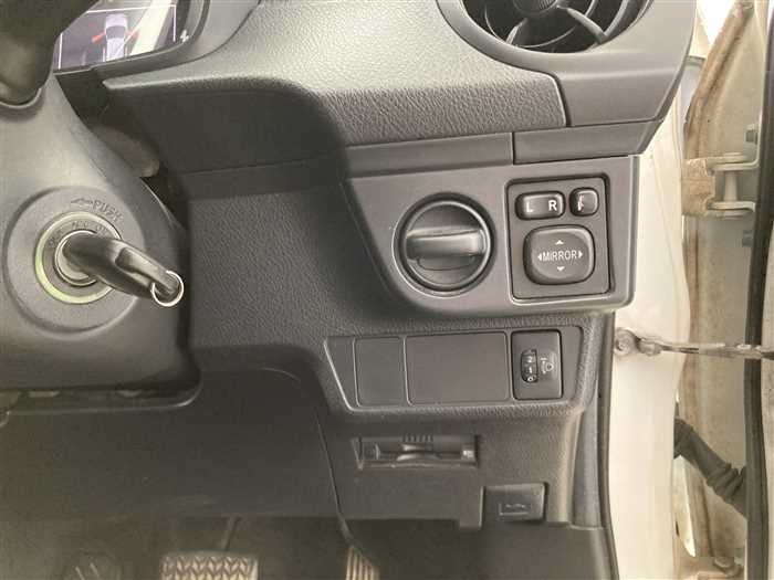 2016 Toyota Corolla Fielder DAA-NKE165G (UW-69f5a9fd935a9)[17]
