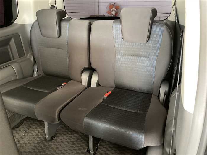 2009 Toyota Voxy DBA-ZRR70W (UW-69f5a9fe61337)[13]