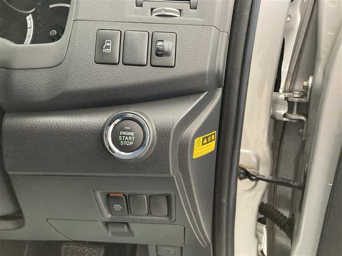 2013 Toyota Isis DBA-ZGM11W (UW-69f5aa0663866)[19]