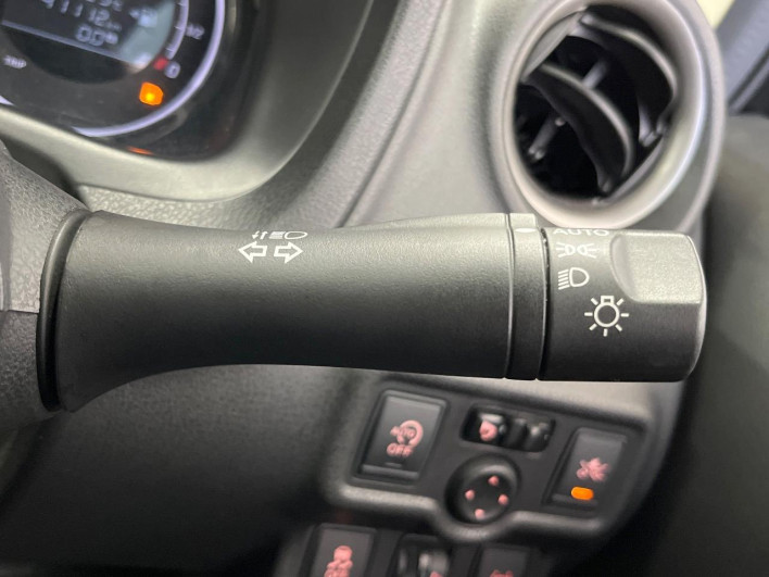 2015 Nissan Note DBA-E12 (UW-69f6bbde8e4ae)[12]