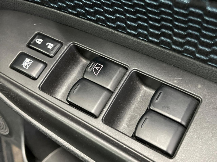 2015 Nissan Note DBA-E12 (UW-69f6bbde8e4ae)[9]