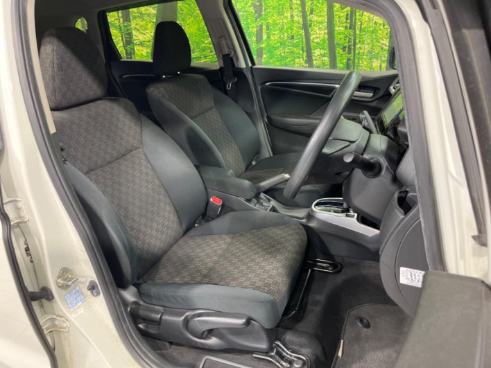 2016 Honda Fit DBA-GK3 (UW-69f6bbfb3f75a)[27]