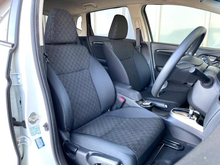 2017 Honda Fit DBA-GK3 (UW-69f6bbfbbe233)[26]
