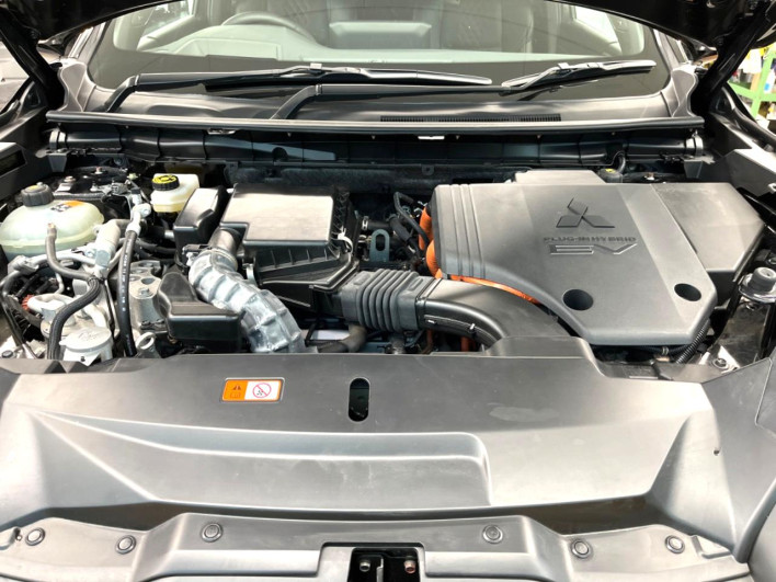 2023 Mitsubishi OUTLANDER PHEV 5LA-GN0W (UW-69f6bbfe2c322)[5]