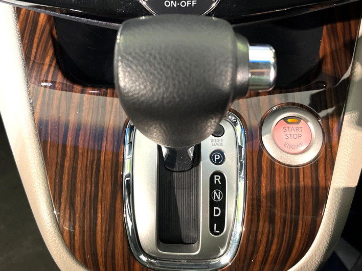 2014 Nissan Serena DAA-HC26 (UW-69f6bc13cd041)[28]