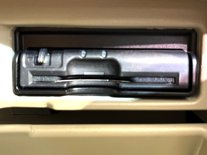 2014 Nissan Serena DAA-HC26 (UW-69f6bc13cd041)[19]
