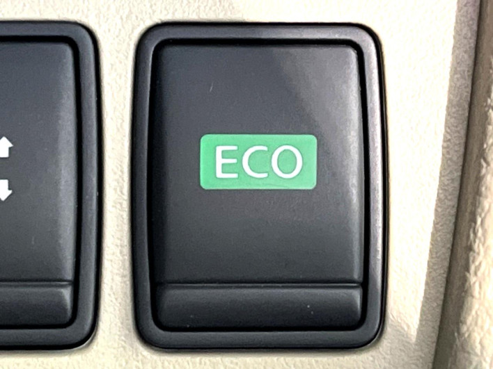 2014 Nissan Serena DAA-HC26 (UW-69f6bc13cd041)[15]
