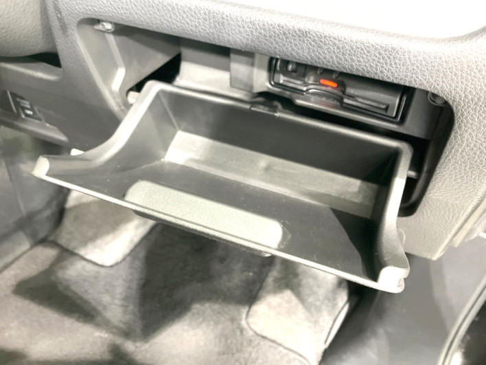 2015 Nissan Serena DAA-HFC26 (UW-69f6bc1849160)[18]