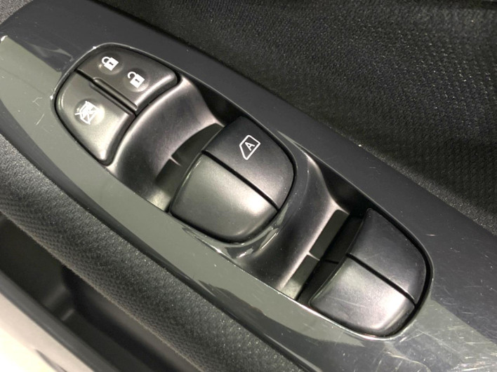 2015 Nissan Serena DAA-HFC26 (UW-69f6bc1849160)[12]