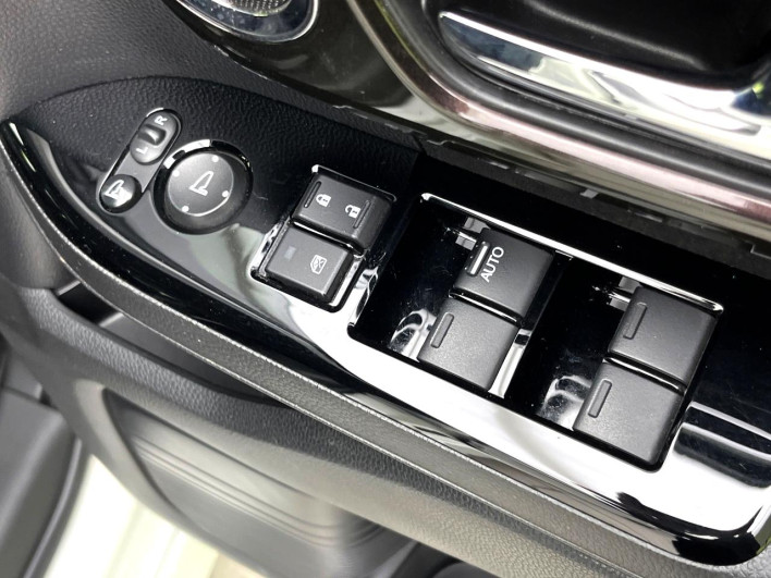 2018 Honda N-BOX CUSTOM DBA-JF3 (UW-69f6bc29a5f12)[6]