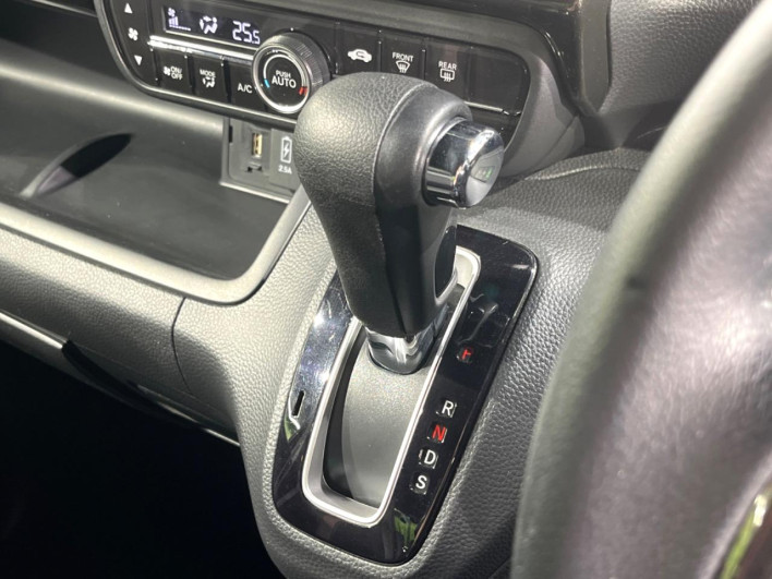 2019 Honda N-BOX CUSTOM DBA-JF3 (UW-69f6bc2d9a575)[17]