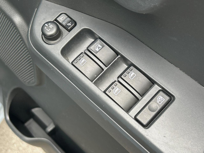 2016 Daihatsu Wake DBA-LA700S (UW-69f6bc66d6f89)[20]