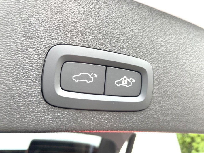 2025 Volvo XC40 5AA-XB420TXCM2 (UW-69f6bc70d7536)[10]
