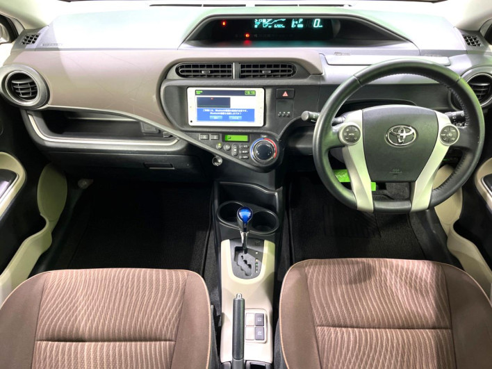 2013 Toyota Aqua DAA-NHP10 (UW-69f6bccd95165)[26]