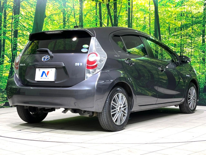 2013 Toyota Aqua DAA-NHP10 (UW-69f6bccd95165)[9]