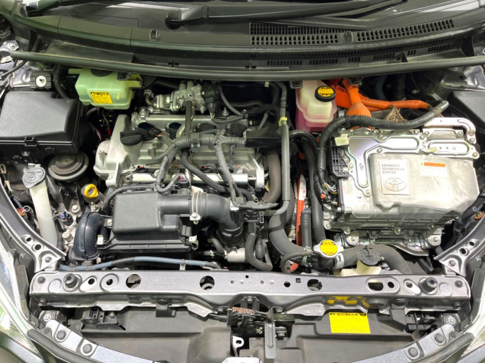2013 Toyota Aqua DAA-NHP10 (UW-69f6bccd95165)[4]