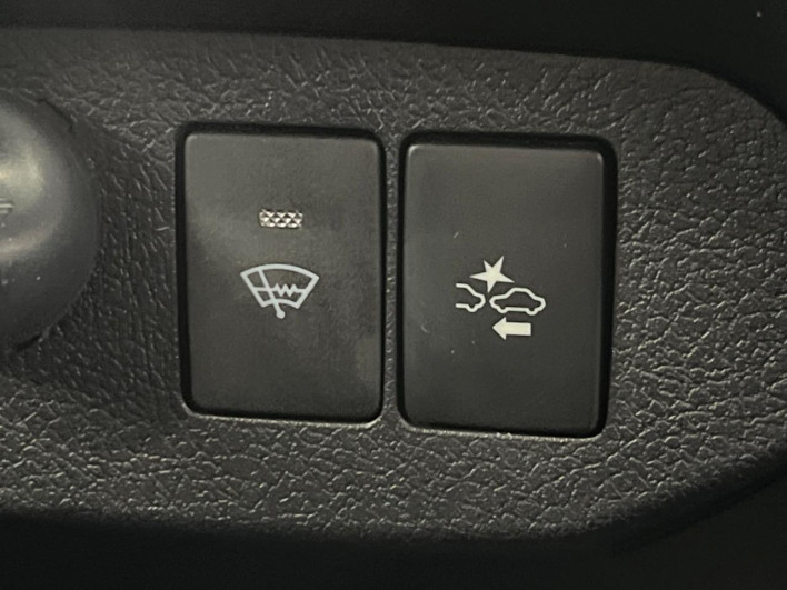 2018 Toyota Vitz DBA-NSP135 (UW-69f6bcd33c9de)[27]