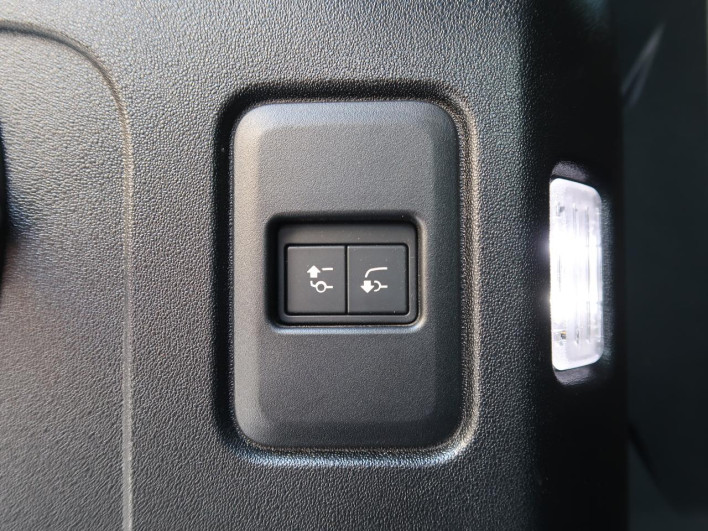 2023 Land Rover Defender 3CA-LE72WAB (UW-69f6bced72e3a)[22]